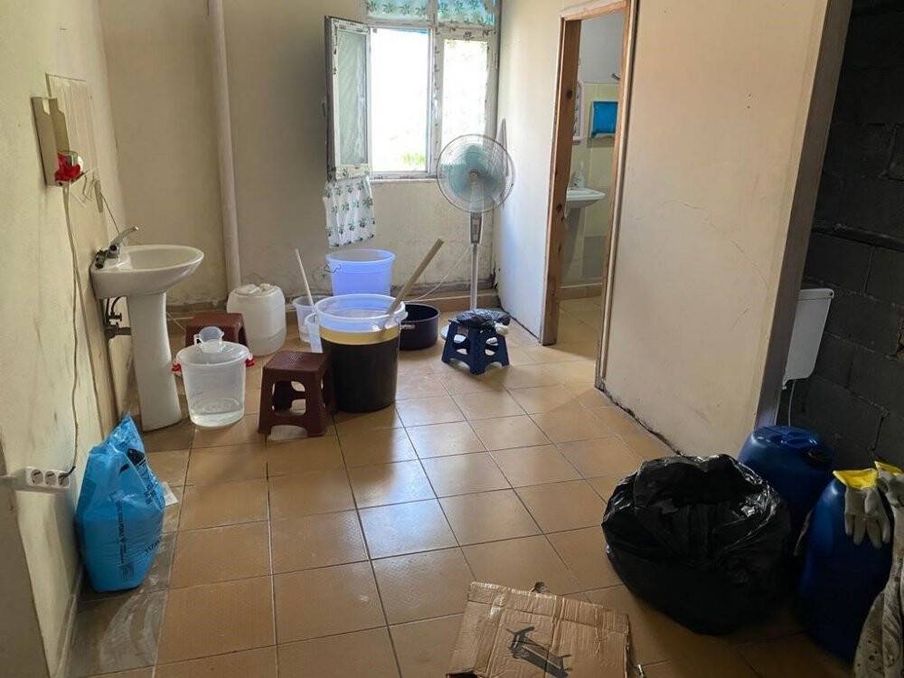 205 litre sıvı metamfetamin ele geçirildi