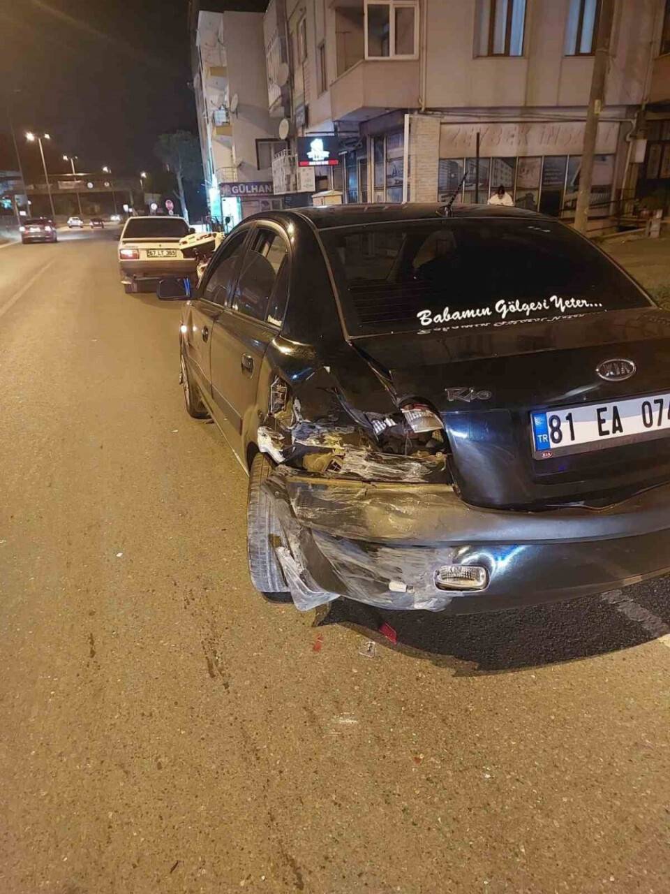 Direksiyon hakimiyetini kaybeden sürücü, park halindeki araca çarptı