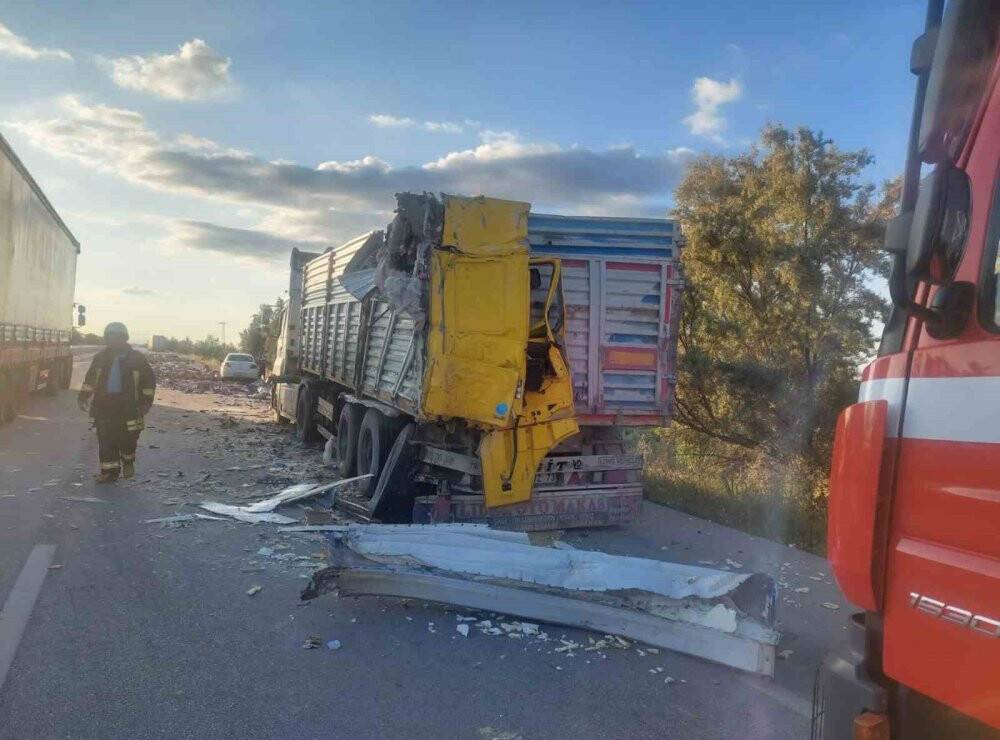 Konya-Karaman yolunda tır, başka bir tıra çarptı