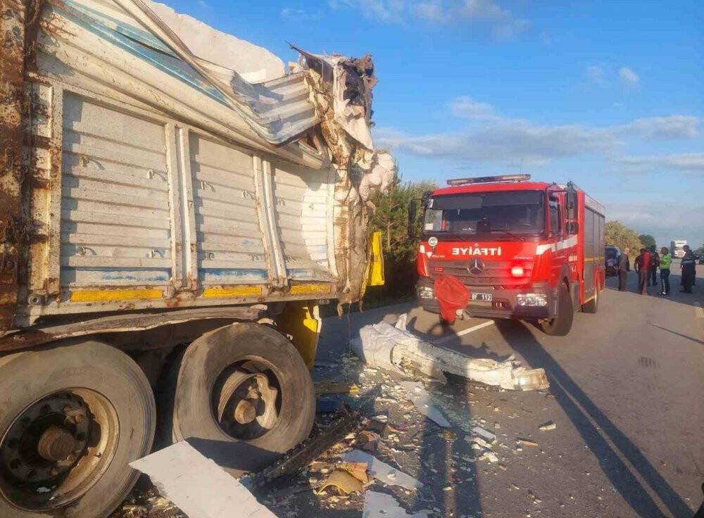 Konya-Karaman yolunda tır, başka bir tıra çarptı