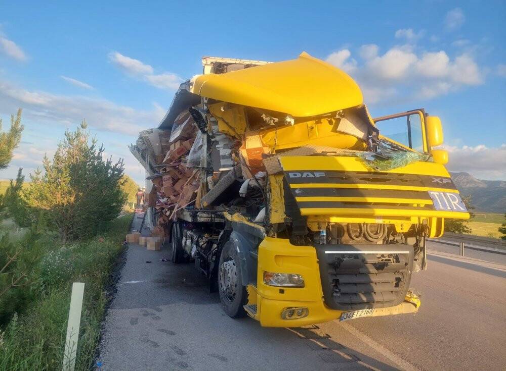 Konya-Karaman yolunda tır, başka bir tıra çarptı