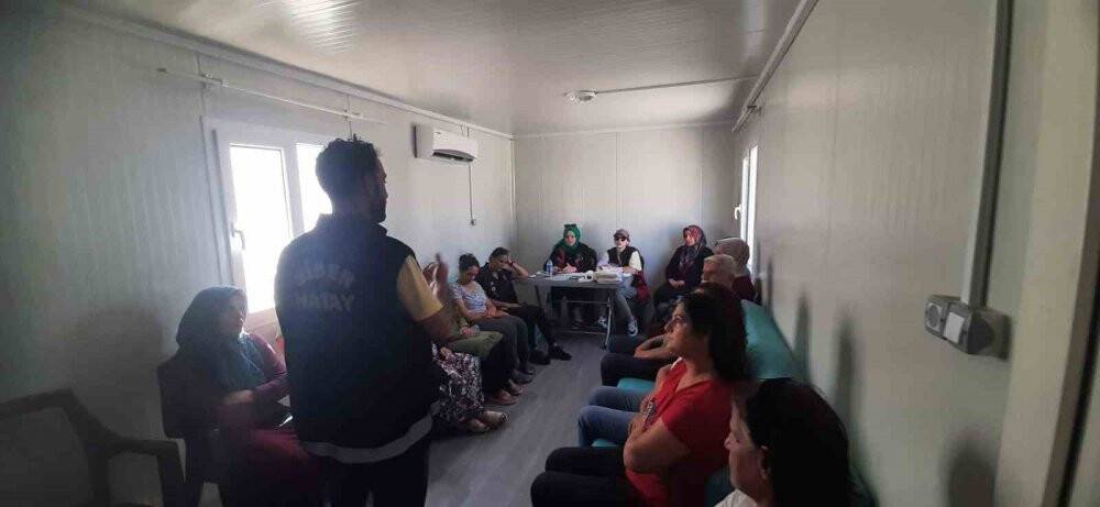 Polis, konteyner kentte vatandaşları bilgilendirdi