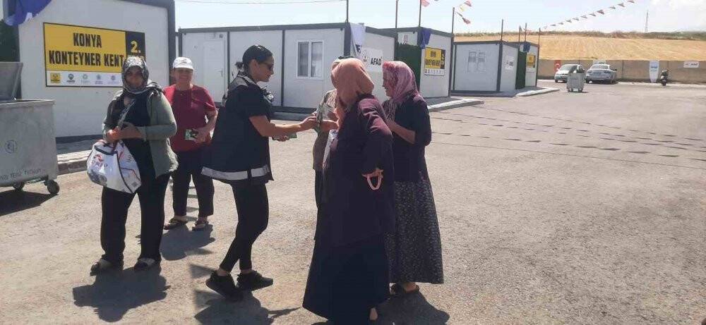 Polis, konteyner kentte vatandaşları bilgilendirdi
