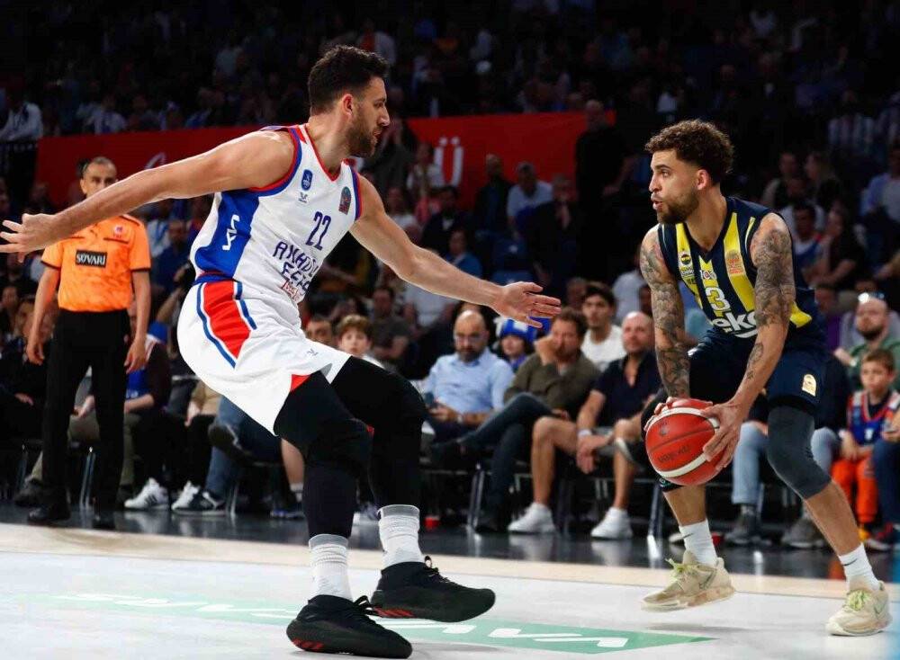 Anadolu Efes seride öne geçti