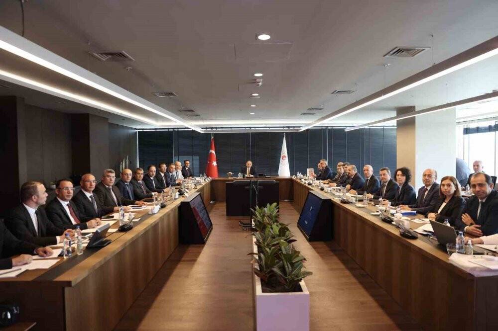 Bakan Özhaseki: “Gece gündüz demeden uğraşacağız, inşallah yaralarımızı saracağız”