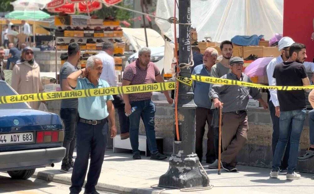 Binanın yıkılışını film izler gibi izliyorlar