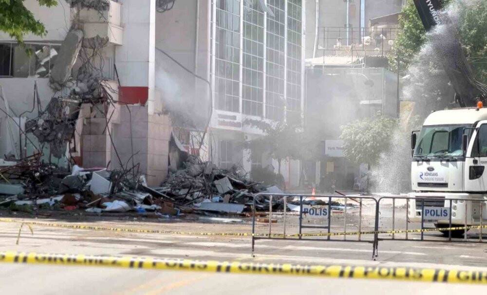 Binanın yıkılışını film izler gibi izliyorlar