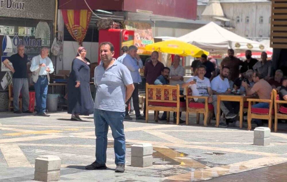 Binanın yıkılışını film izler gibi izliyorlar