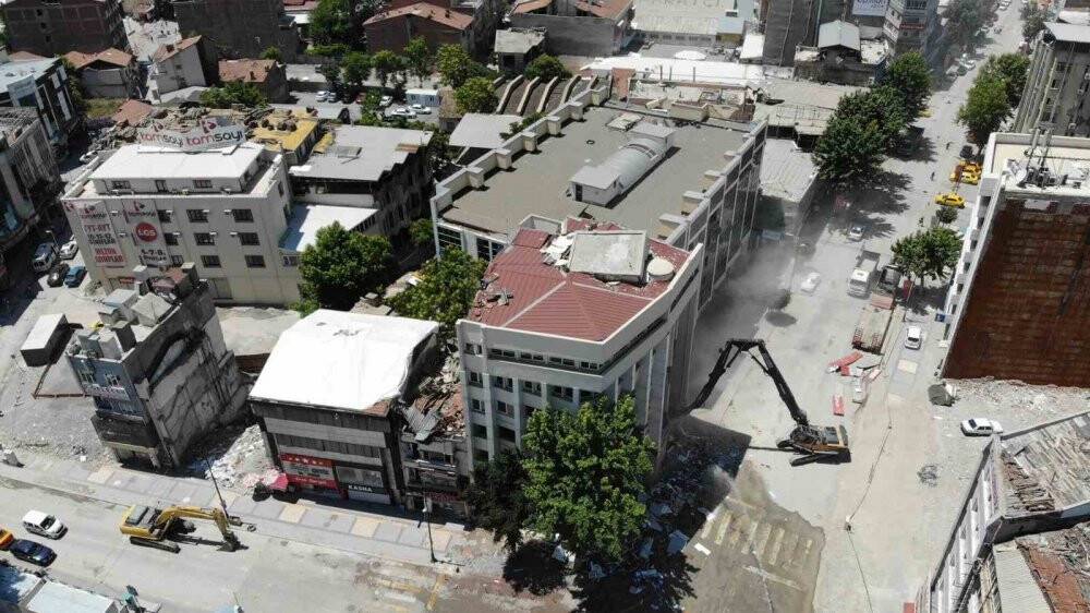 Binanın yıkılışını film izler gibi izliyorlar