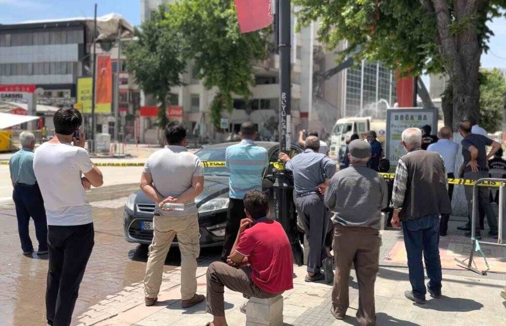 Binanın yıkılışını film izler gibi izliyorlar