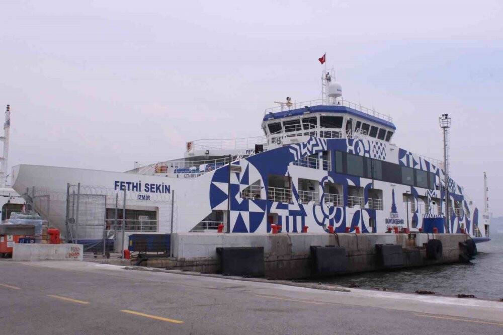 İzmir’de arabalı vapur karaya oturdu