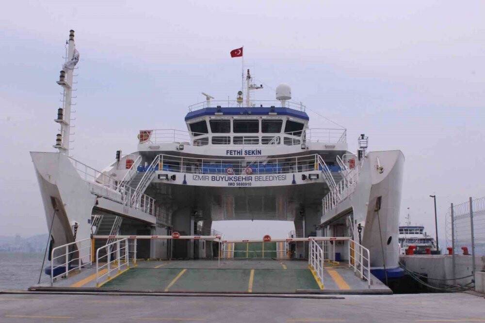 İzmir’de arabalı vapur karaya oturdu