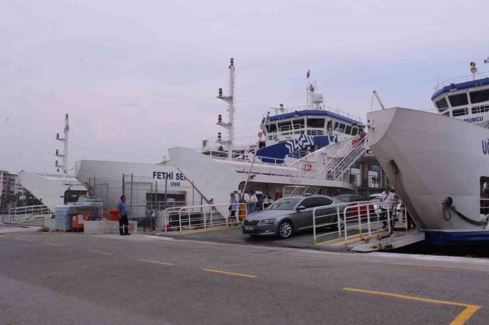 İzmir’de arabalı vapur karaya oturdu
