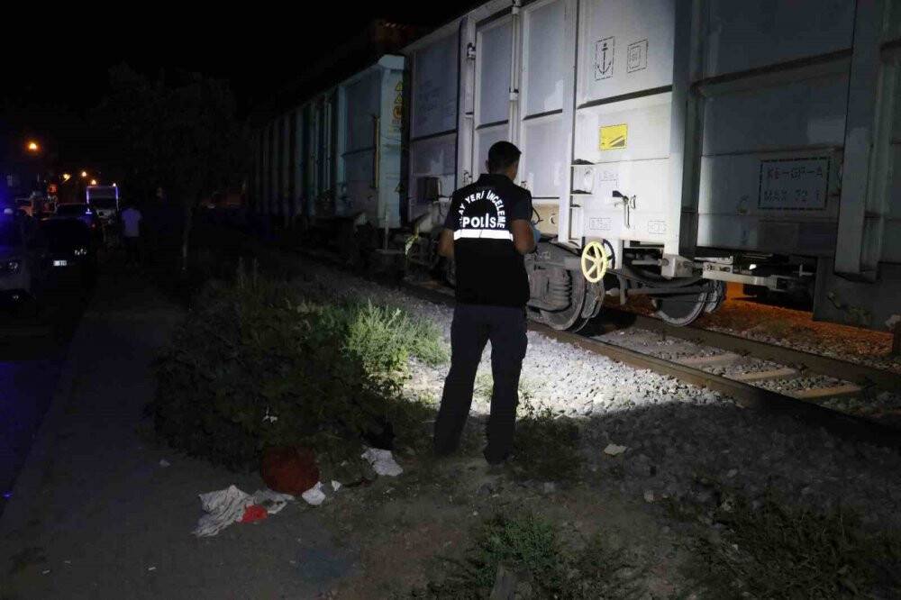 Karşıdan karşıya geçerken yük treni çarptı