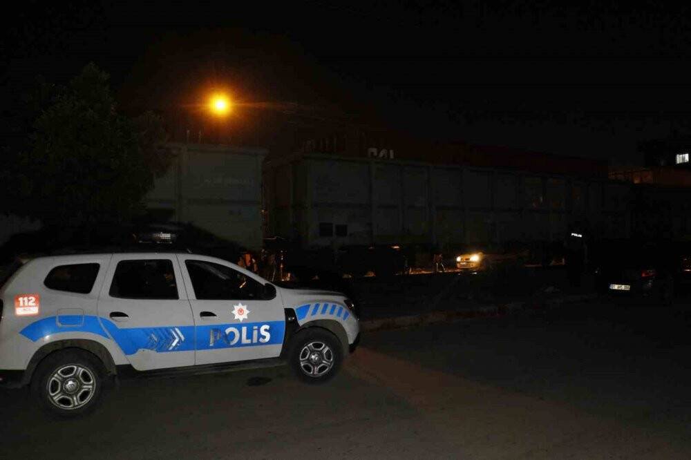 Karşıdan karşıya geçerken yük treni çarptı