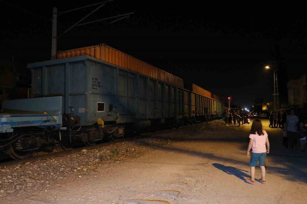 Karşıdan karşıya geçerken yük treni çarptı