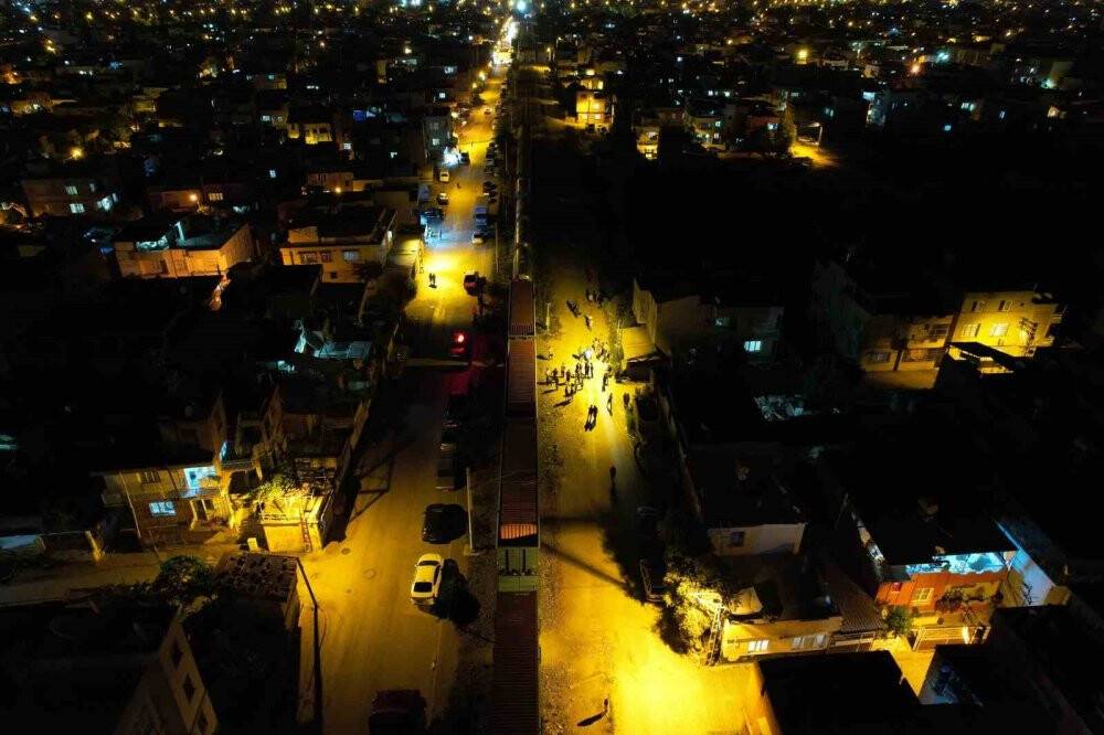 Karşıdan karşıya geçerken yük treni çarptı