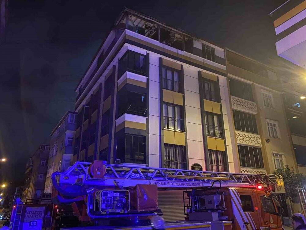 Sultangazi’de 4 katlı binanın çatı katı alev alev yandı