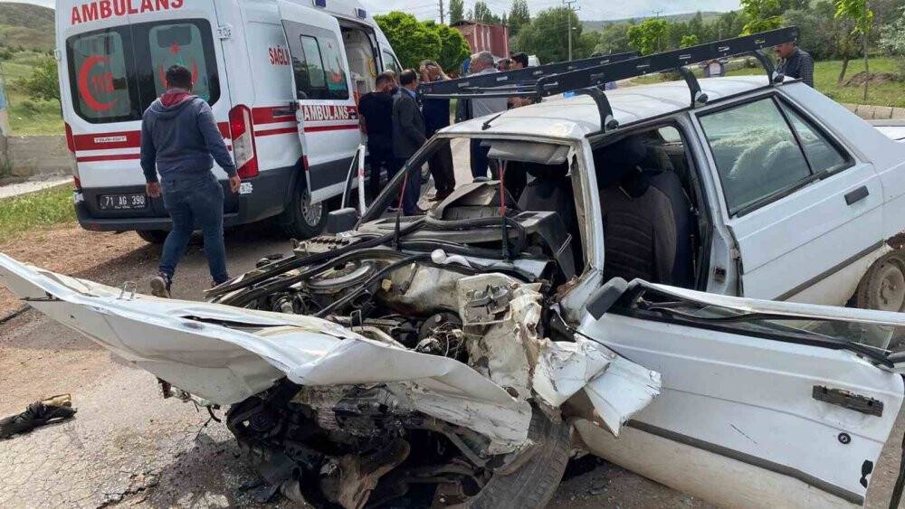 Tekeri kopan otomobil okul servisi ile çarpıştı