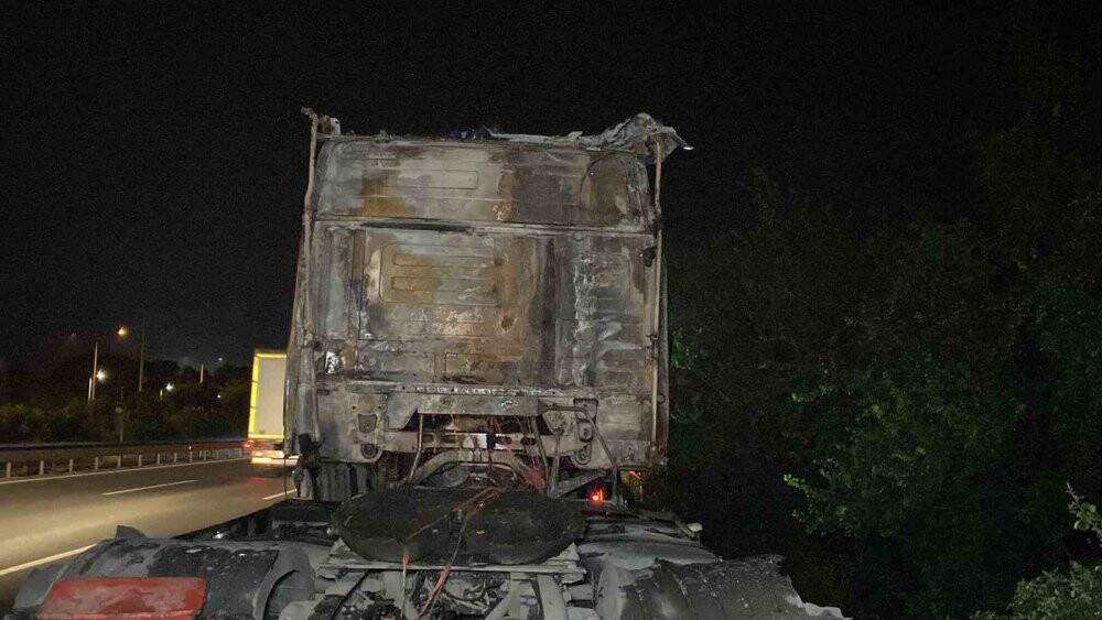 TEM’de alev topuna dönen tır trafiği durdurdu