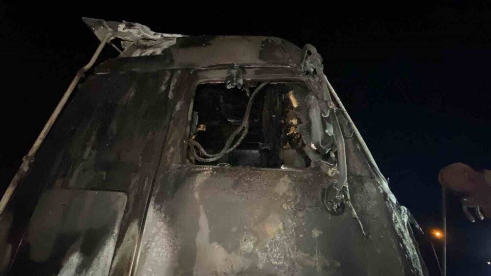 TEM’de alev topuna dönen tır trafiği durdurdu