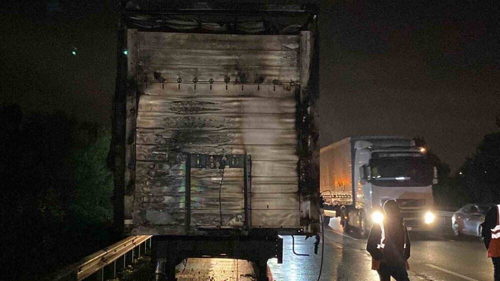 TEM’de alev topuna dönen tır trafiği durdurdu