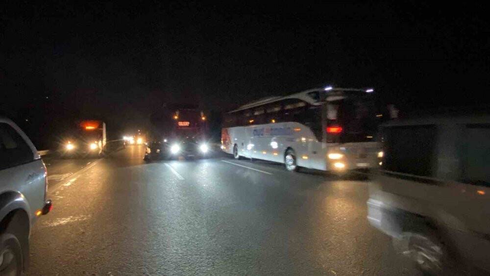 TEM’de alev topuna dönen tır trafiği durdurdu