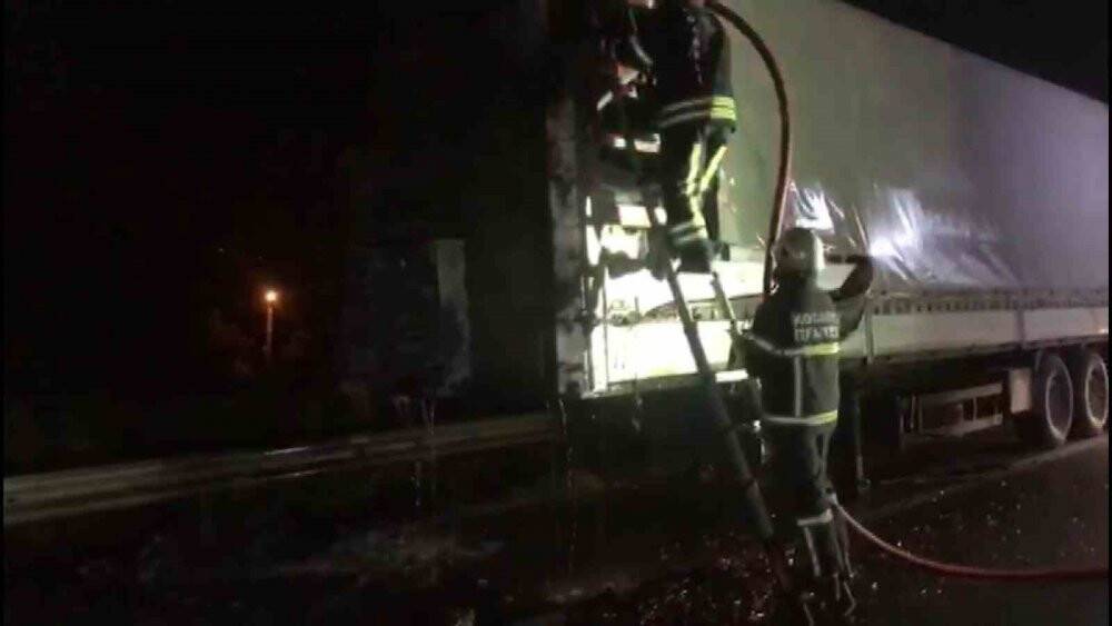 TEM’de alev topuna dönen tır trafiği durdurdu