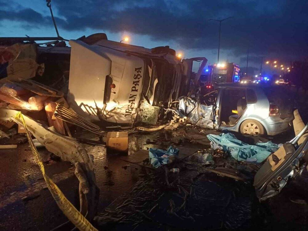 TEM’de tır bariyerleri aşarak karşı şeritteki araca çarptı: 1 ölü, 4 yaralı