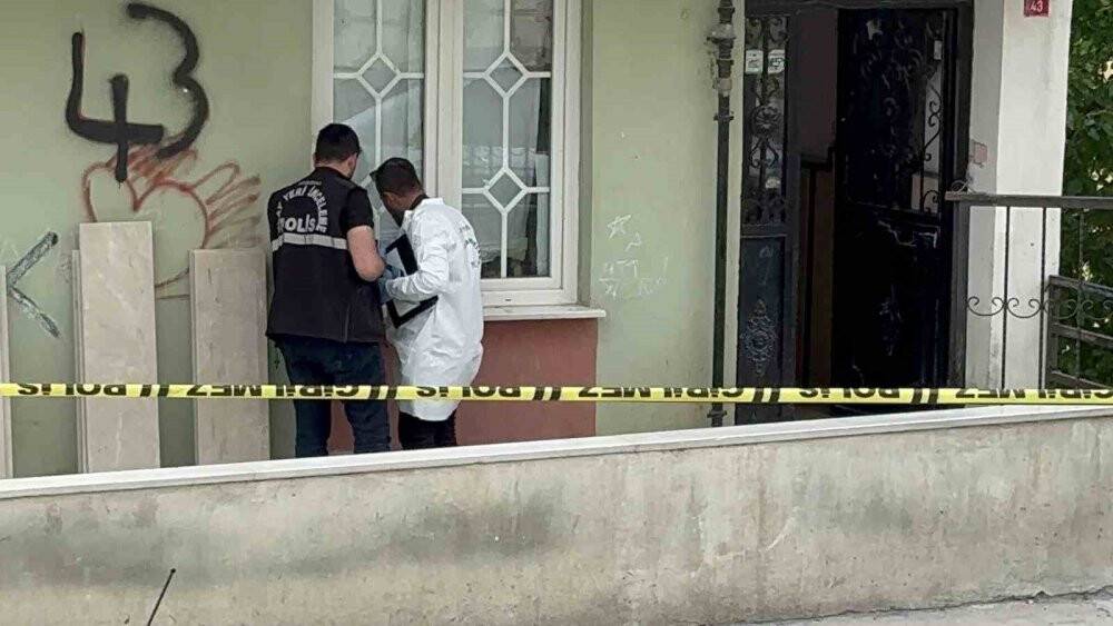 Annesiyle kavga ettiğini gören genç, babasını silahla vurdu