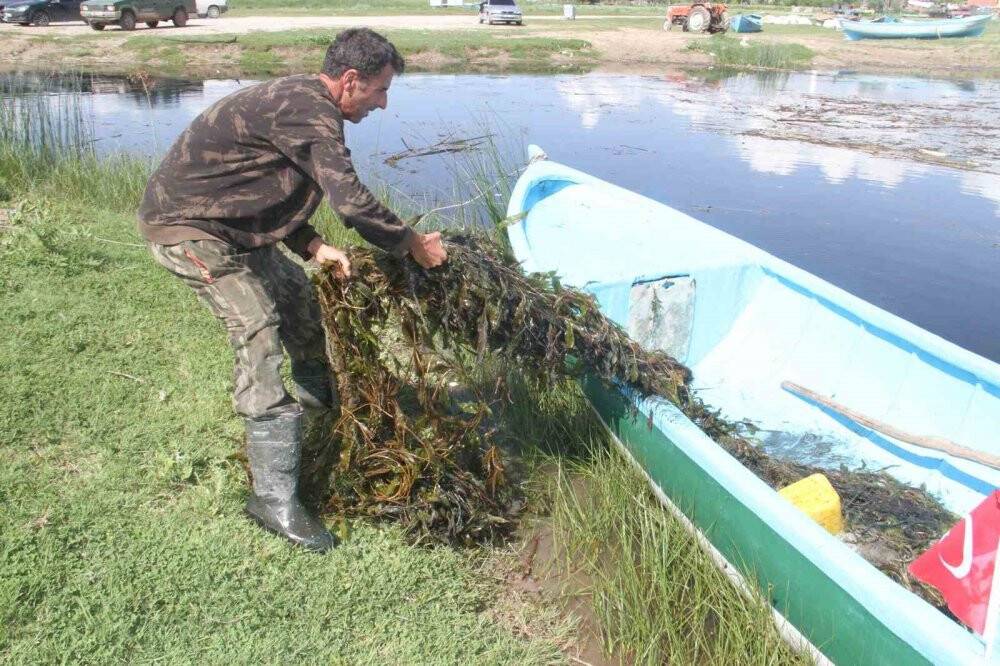 Balıkçılar gölde yasak sezonda hayalet ağ avlıyor