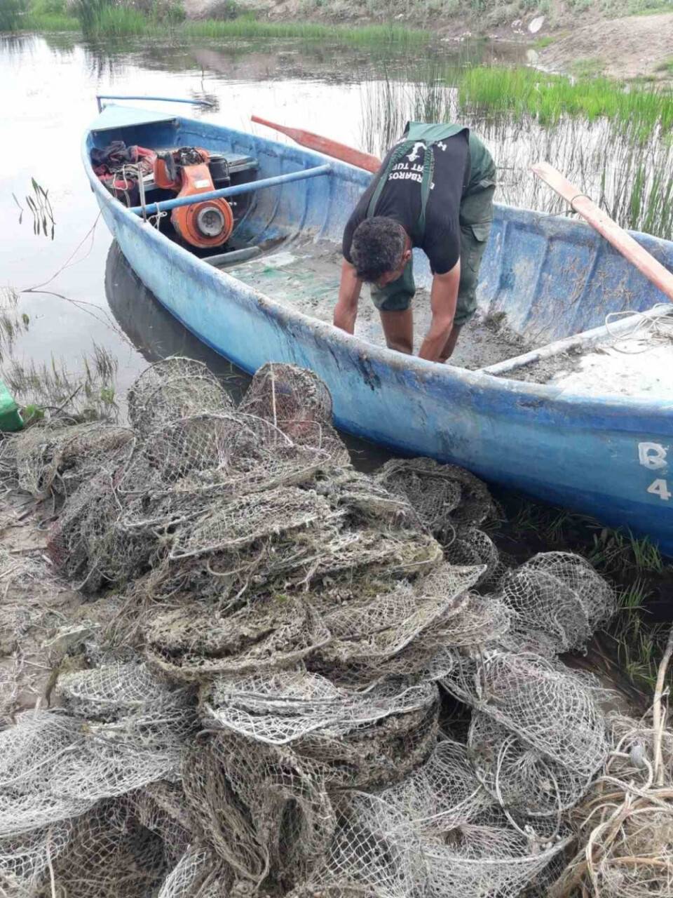 Balıkçılar gölde yasak sezonda hayalet ağ avlıyor