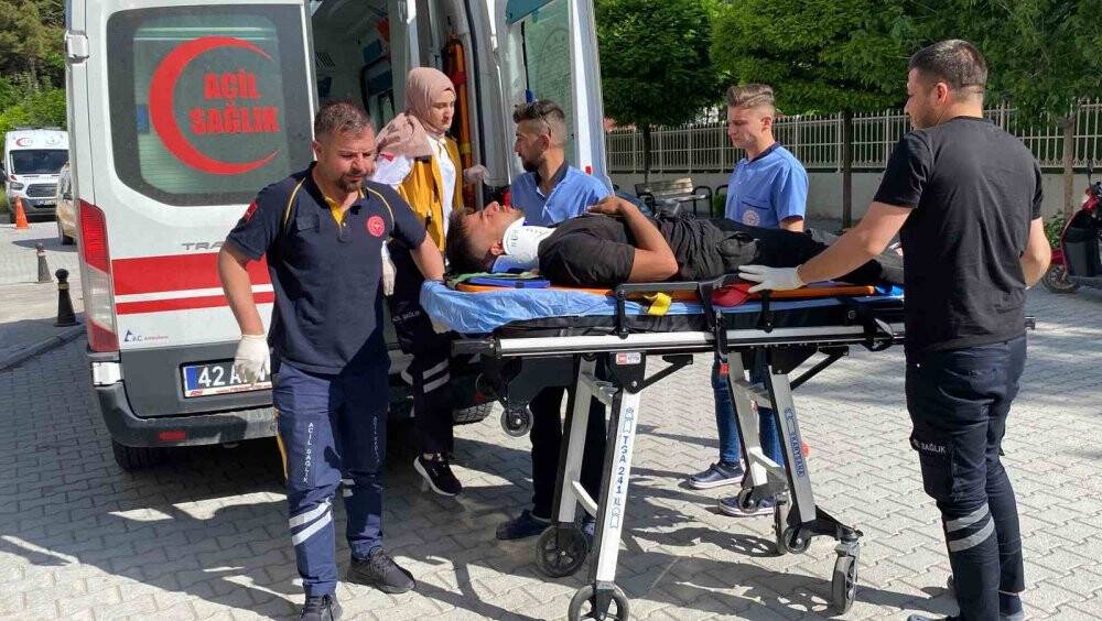 Bariyerlere çarpan hafif ticari araç yan yattı: 1 yaralı