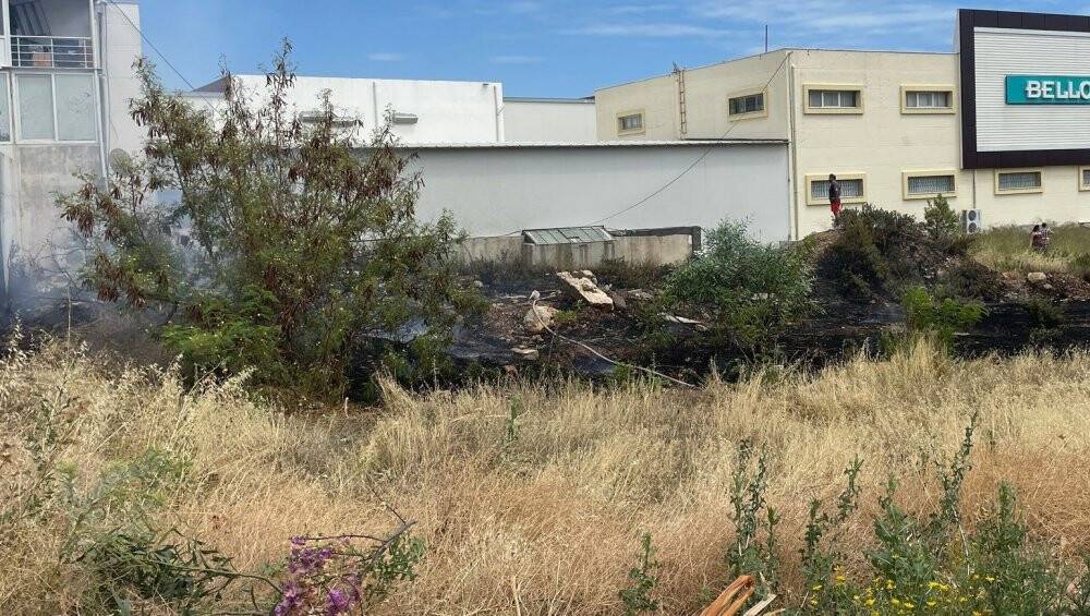 Alevler işletmelere sıçramadan söndürüldü