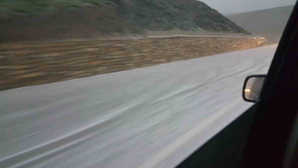 Dolu yağışı yolu beyaza büründürdü