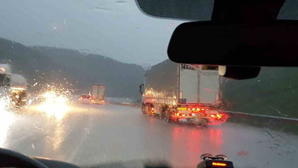 Dolu yağışı yolu beyaza büründürdü