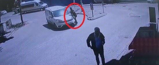 İnanılmaz kaza: Çarptığını fark etmedi, üzerinden geçti