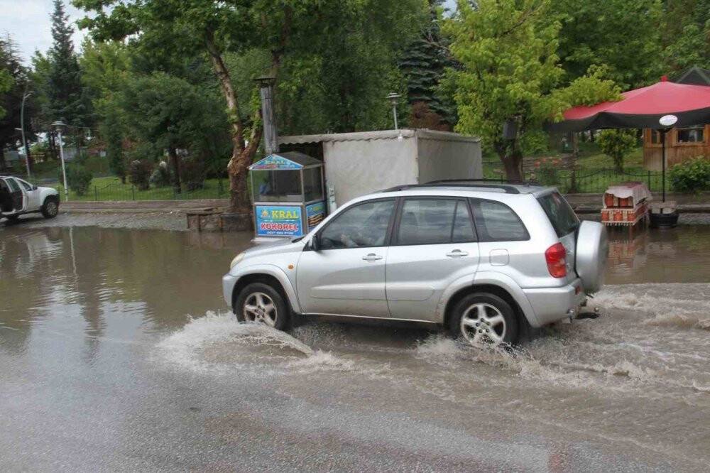 Konya’da sağanak yağış caddeleri göle çevirdi