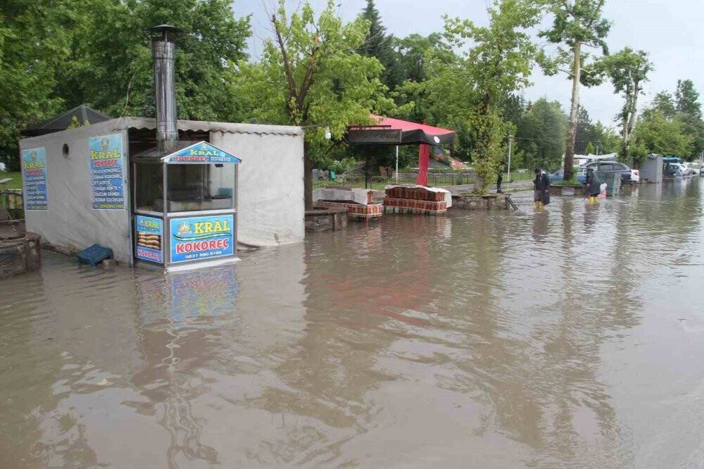 Konya’da sağanak yağış caddeleri göle çevirdi
