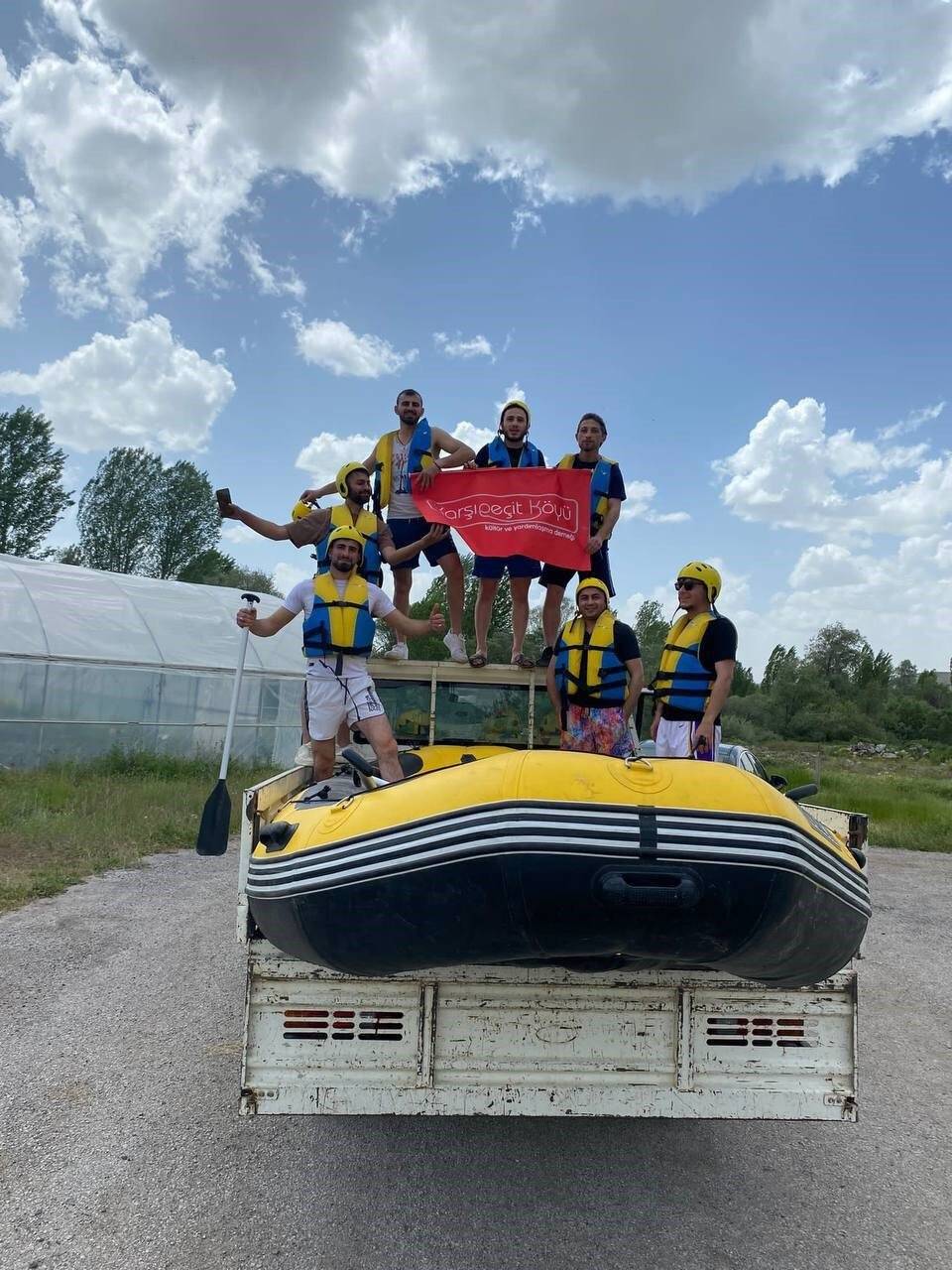 Köyün meraklı gençlerinin yeni tutkusu rafting