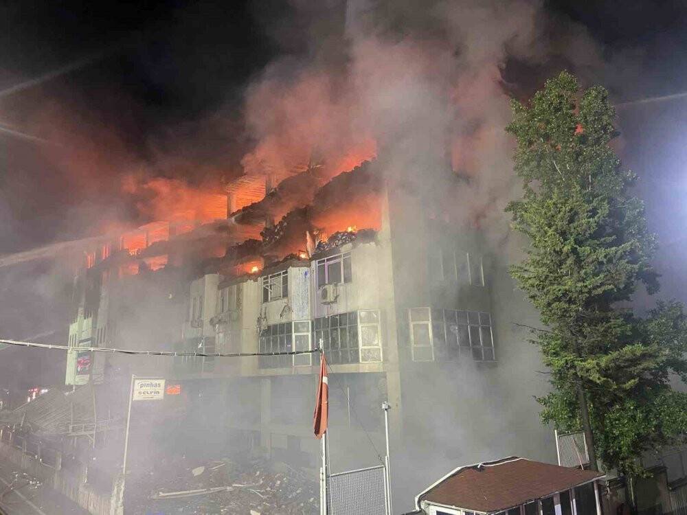 Söndürme çalışmalarının sürdüğü İkitelli Organize Sanayi Bölgesi’ndeki iş hanında çökme