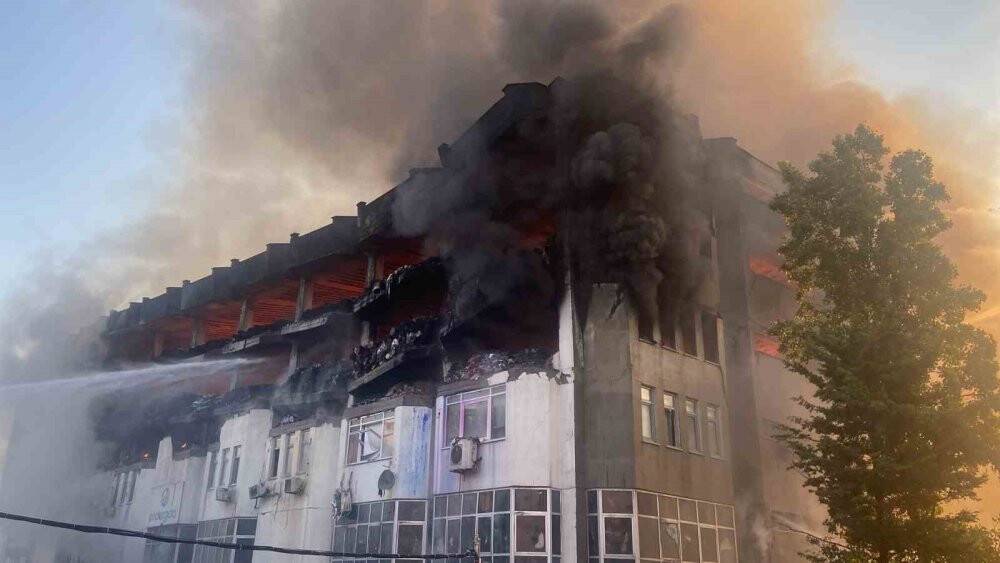 Söndürme çalışmalarının sürdüğü İkitelli Organize Sanayi Bölgesi’ndeki iş hanında çökme