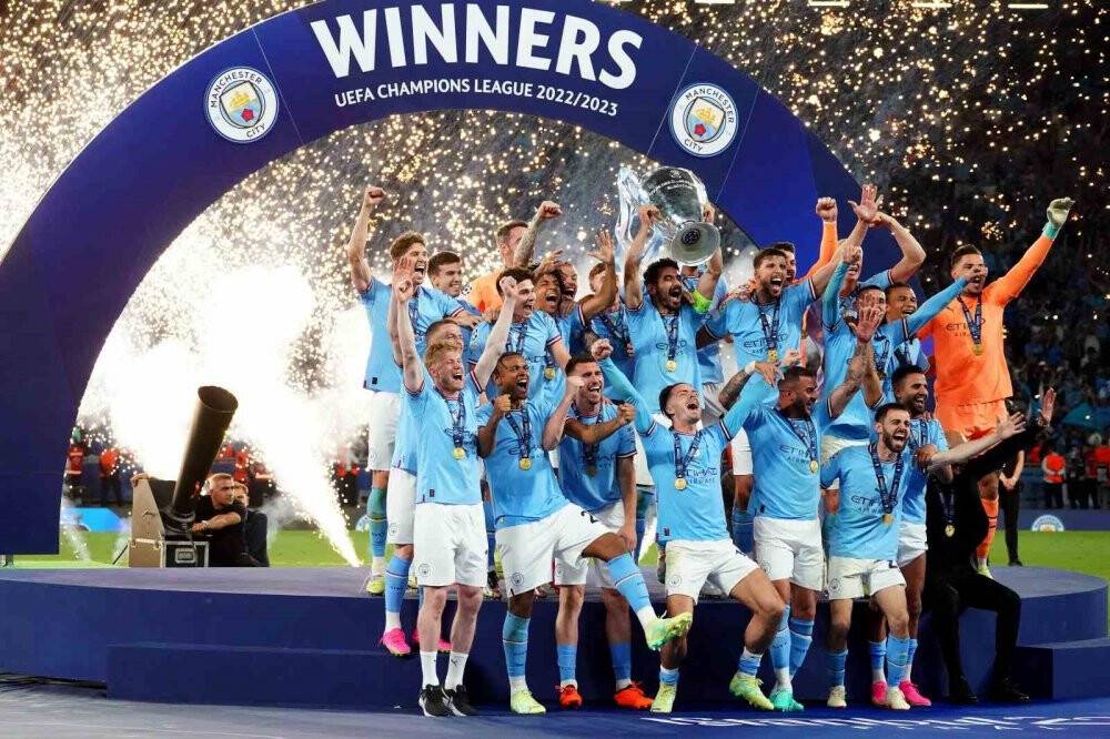 UEFA Şampiyonlar Ligi kupası il kez Türk oyuncunun ellerinde yüseldi