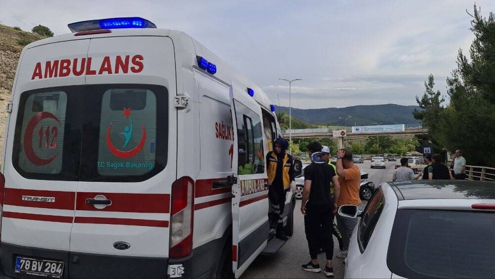 Virajı alamayınca bariyerlere çarptı: 3 yaralı