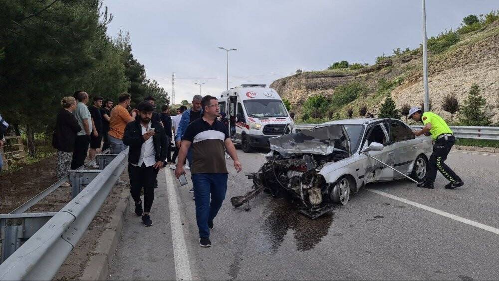 Virajı alamayınca bariyerlere çarptı: 3 yaralı