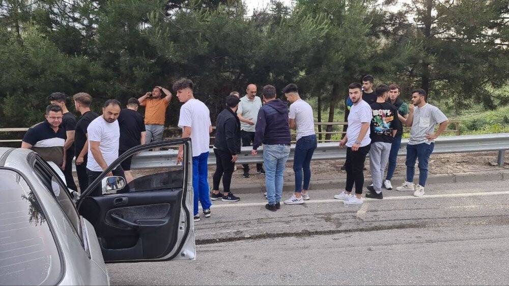 Virajı alamayınca bariyerlere çarptı: 3 yaralı