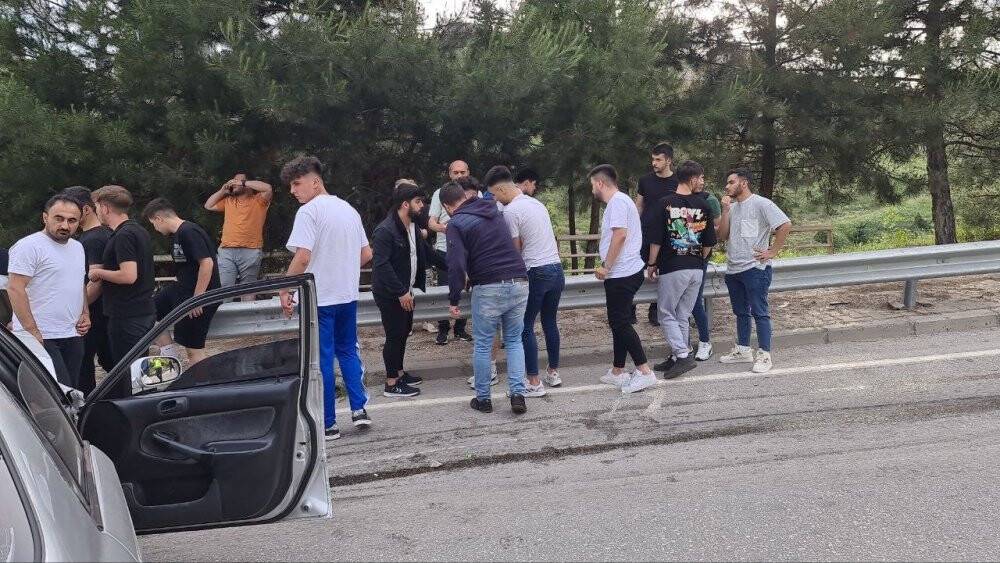 Virajı alamayınca bariyerlere çarptı: 3 yaralı