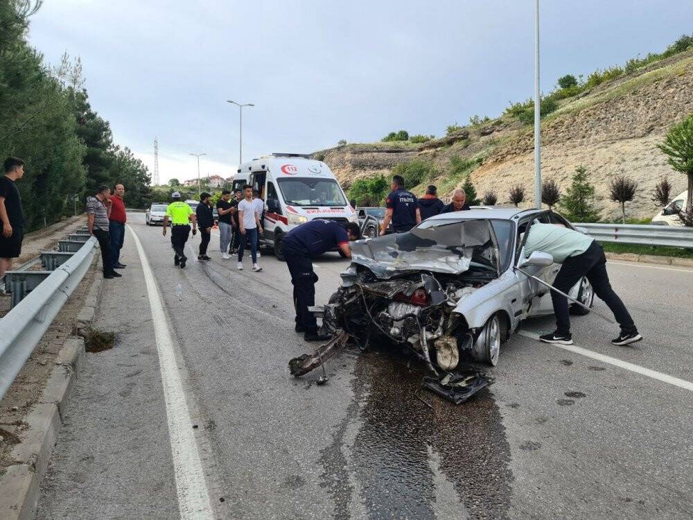 Virajı alamayınca bariyerlere çarptı: 3 yaralı