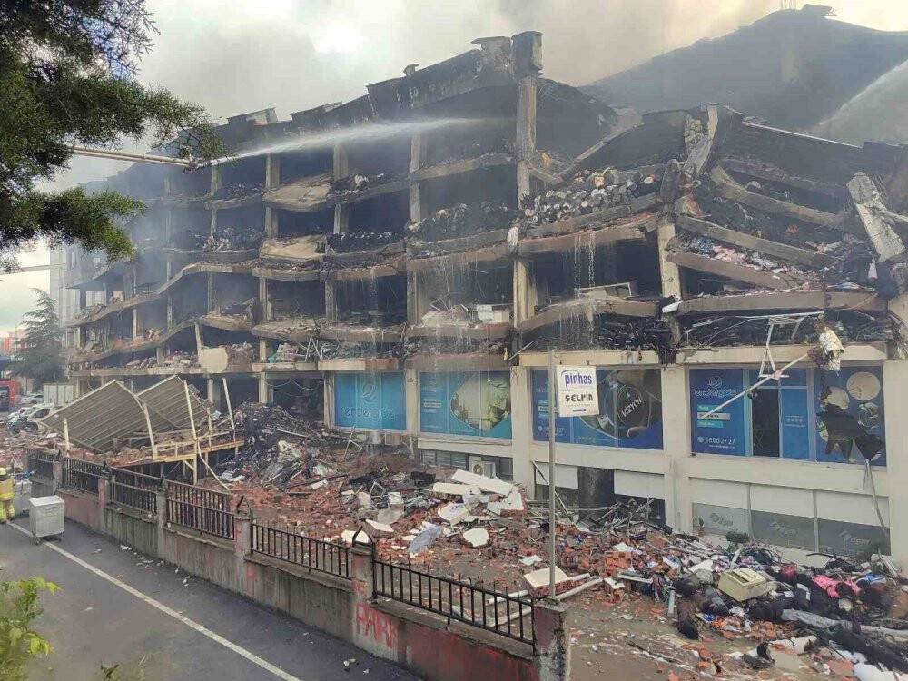 İş hanında çıkan yangın 3’üncü gününde de devam ediyor