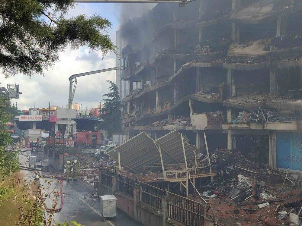 İş hanında çıkan yangın 3’üncü gününde de devam ediyor